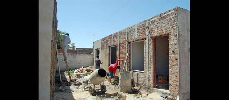 En este día se evoca la figura de los obreros de la construcción y junto a ella se resalta el trabajo contrarreloj que numerosos trabajadores efectivizan en cada obra. (ARCHIVO LA OPINION)