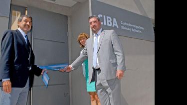Roberto Salvarezza, Carolina Cristina y Guillermo Tamarit durante el tradicional corte de cintas. (UNNOBA)