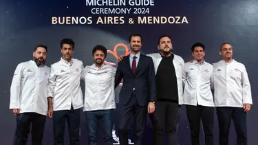 Hoy, un total de 71 restaurantes, de los cuales 52 están ubicados en Buenos Aires y 19 en Mendoza, son recomendados por los Inspectores de la Guía. Hoy, un total de 71 restaurantes, de los cuales 52 están ubicados en Buenos Aires y 19 en Mendoza, son recomendados por los Inspectores de la Guía.