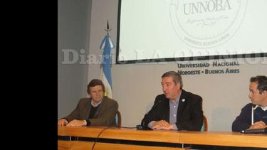 Cesar Belloso, Guillermo Tamarit y Lucas Marino Aguirre durante la apertura del encuentro. (LA OPINION)