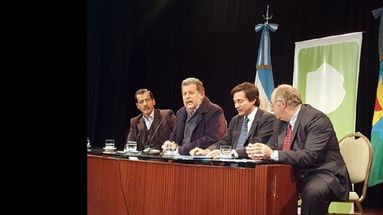 El ministro Jorge Elustondo expuso ante funcionarios de 42 municipios bonaerenses y referentes de Omic. (PRENSA MINISTERIO DE PRODUCCION)