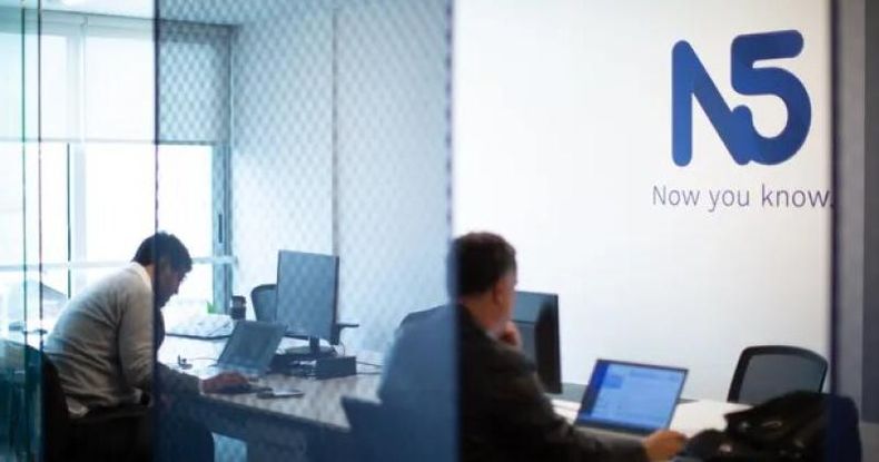 N5, la multinacional de software fundada por el argentino Julián Colombo, hizo un relevamiento sobre el impacto de la Inteligencia Artificial en las industrias.