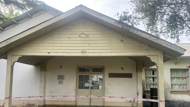 La explosión dentro del edificio educativo generó la intervención pericial de especialistas de Explosivos, de Bomberos y Científica de la Policía. La explosión dentro del edificio educativo generó la intervención pericial de especialistas de Explosivos, de Bomberos y Científica de la Policía.