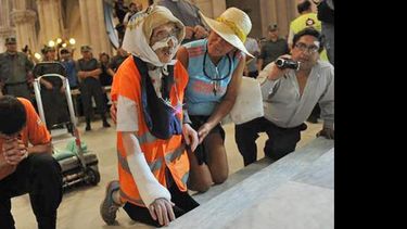 Emma, de 91 años, llegó ayer a la Basílica de Luján tras caminar unos 1.200 kilómetros. (CLARIN.COM)