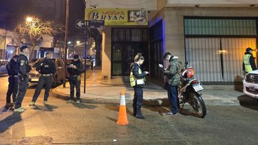 La Dirección de Tránsito y Control Urbano de la Municipalidad de Salto llevó adelante una serie de operativos preventivos y de control en diferentes puntos de la ciudad durante la noche del viernes y la madrugada del sábado, los cuales arrojaron como resultado el secuestro de tres motocicletas y un automóvil por diversas faltas a la normativa vial vigente. La Dirección de Tránsito y Control Urbano de la Municipalidad de Salto llevó adelante una serie de operativos preventivos y de control en diferentes puntos de la ciudad durante la noche del viernes y la madrugada del sábado, los cuales arrojaron como resultado el secuestro de tres motocicletas y un automóvil por diversas faltas a la normativa vial vigente.