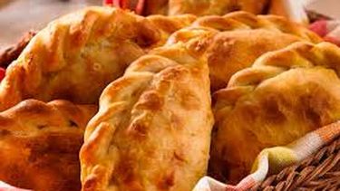 Aunque hoy es un emblema de la cocina argentina, la empanada tiene raíces mucho más lejanas. Sus primeras versiones se remontan a la antigua Persia. Aunque hoy es un emblema de la cocina argentina, la empanada tiene raíces mucho más lejanas. Sus primeras versiones se remontan a la antigua Persia.