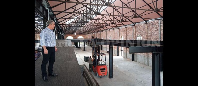 El intendente, antes de conceder la entrevista a LA OPINION, recorrió las obras del Centro Cultural Bellas Artes, ubicado en los galpones del Parque España.  (LA OPINION)