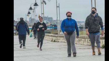 Desde este viernes 1º de octubre, el barbijo dejará de ser obligatorio para su uso al aire libre siempre y cuando no haya otras personas en contacto cercano.