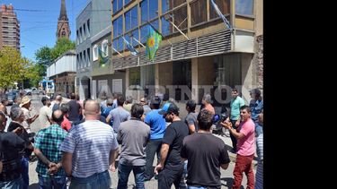 La manifestación fue a la mañana frente al Ministerio Fiscal. (LA OPINION)