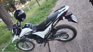 Hospitalizaron al conductor de la moto que chocó contra un auto frente al predio del Tiro Federal. Hospitalizaron al conductor de la moto que chocó contra un auto frente al predio del Tiro Federal.