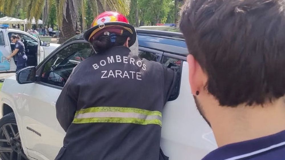 Bomberos rescatan a un bebe atrapado dentro de un auto en Zárate Bomberos rescatan a un bebe atrapado dentro de un auto en Zárate