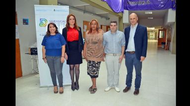 Yanina Monteleone, Mara Pérez Reynoso, referentes del área de Diversidad del Municipio y funcionarios de la Unnoba. (LA OPINION)