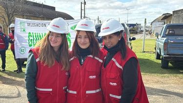 Yamila Colicinio, Sofía Garay y Melina Malacrida. Maquinistas en el puerto de San Pedro Yamila Colicinio, Sofía Garay y Melina Malacrida. Maquinistas en el puerto de San Pedro