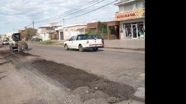 Hubo reparaciones importantes en la zona de Florencio Sánchez y construcción de cordones cuneta en los barrios. (LA OPINION)