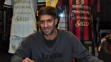 En su regreso, Mariano Mauri asume esta etapa como una gran responsabilidad, sabiendo que vestir la camiseta de Douglas implica estar a la altura y dar lo mejor. En su regreso, Mariano Mauri asume esta etapa como una gran responsabilidad, sabiendo que vestir la camiseta de Douglas implica estar a la altura y dar lo mejor.