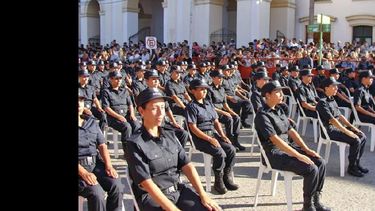 El acto de egreso tuvo lugar en la avenida central, frente a la plaza principal de Rojas.  (PRENSA MUNICIPIO)