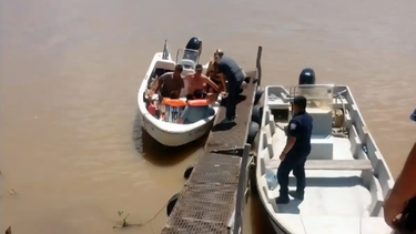 La embarcación en la que iban naufragó en la boca del arroyo Pinto. Bomberos con ayuda de otras dos personas lograron rescatarlos. La embarcación en la que iban naufragó en la boca del arroyo Pinto. Bomberos con ayuda de otras dos personas lograron rescatarlos.