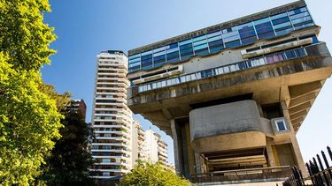 La Biblioteca Nacional, cuya obra finalizó en 1961, se ha convertido en una marca de la arquitectura moderna argentina y en un ejemplo del brutalismo.