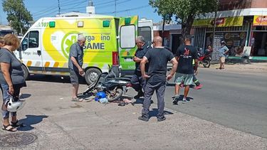 Hospitalizaron a la mujer que conducía la moto tras la colisión contra el camión en avenida Ameghino e Irlanda el martes a la mañana. Hospitalizaron a la mujer que conducía la moto tras la colisión contra el camión en avenida Ameghino e Irlanda el martes a la mañana.