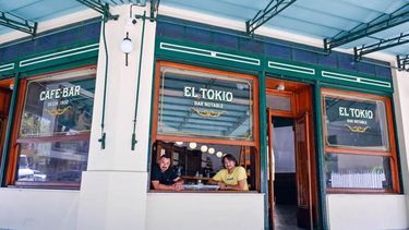 Tras casi un siglo de historia y un cierre en 2023, el emblemático Bar Tokio de Villa Santa Rita reabrió sus puertas. Tras casi un siglo de historia y un cierre en 2023, el emblemático Bar Tokio de Villa Santa Rita reabrió sus puertas.