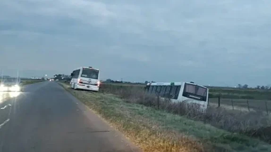 Un micro de la empresa Vercelli que realizaba el recorrido entre San Nicolás y General Rojo protagonizó un incidente este viernes al salirse del carril cuando circulaba por la zona del kilómetro 11, antes de llegar al acceso a Villa Esperanza. Un micro de la empresa Vercelli que realizaba el recorrido entre San Nicolás y General Rojo protagonizó un incidente este viernes al salirse del carril cuando circulaba por la zona del kilómetro 11, antes de llegar al acceso a Villa Esperanza.