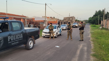 La Prefectura Naval Argentina y la Secretaría Especializada en Cibercrimen realizaron un allanamiento en una vivienda de calle Almirante Brown al 1100, barrio Los Pinos, donde reside la persona que administraba las cuentas de Instagram INFRAGANTI.SN e INFRAGANTI.SN32. La Prefectura Naval Argentina y la Secretaría Especializada en Cibercrimen realizaron un allanamiento en una vivienda de calle Almirante Brown al 1100, barrio Los Pinos, donde reside la persona que administraba las cuentas de Instagram INFRAGANTI.SN e INFRAGANTI.SN32.