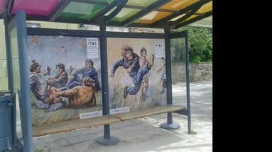 Los trabajos de los artistas plásticos se pueden apreciar en las paradas de los colectivos. (LA OPINION)