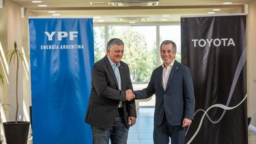 Los combustibles y lubricantes YPF que usamos durante la producción de nuestros vehículos en Zárate se exportan a 22 países de América Latina, lo que muestra el potencial de nuestra industria y de esta asociación”, destacó Gustavo Salinas, presidente de Toyota Argentina. Los combustibles y lubricantes YPF que usamos durante la producción de nuestros vehículos en Zárate se exportan a 22 países de América Latina, lo que muestra el potencial de nuestra industria y de esta asociación”, destacó Gustavo Salinas, presidente de Toyota Argentina.