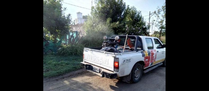 Más allá de la fumigación que empezó a llevarse a cabo ayer, hay tomas de muestras de las larvas de mosquitos en los distintos barrios. (LA OPINION)