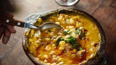 Esta costumbre genera un fuerte sentido de comunidad. En el locro del 1º de mayo se mezclan el homenaje a los trabajadores y la identidad argentina. Esta costumbre genera un fuerte sentido de comunidad. En el locro del 1º de mayo se mezclan el homenaje a los trabajadores y la identidad argentina.