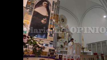 En el marco de la novena, el párroco de Nuestra Señora del Luján, Mariano Díaz, fue quien presidió la misa ayer. (LA OPINION)