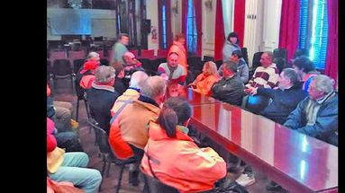 En la reunión se informó a los tarjeteros cuáles serían sus condiciones de trabajo en caso de prosperar la propuesta. (HCD)