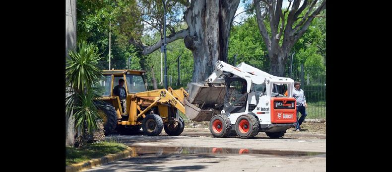 Importante operativo de limpieza se dispuso ayer en las zonas alcanzadas por las aguas del Arroyo. Una gran cantidad de residuos se retiraron de la vía pública. (LA OPINION)