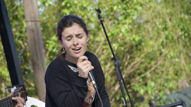 Este sábado en Junta Centro Cultural, Greta Jacobo (foto) y Félix Robledo proponen el espectáculo Canción de autor latinoamericana.