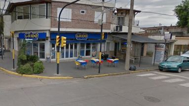 El ladrón aprovechó el momento en que la empleada salió a tirar la basura en el contenedor. El ladrón aprovechó el momento en que la empleada salió a tirar la basura en el contenedor.