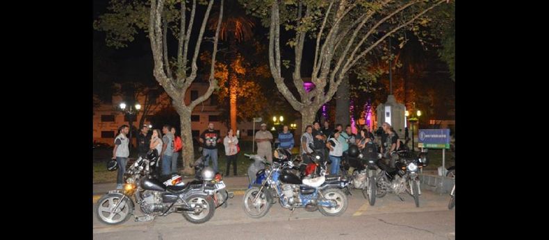 Los motociclistas se congregaron en Plaza Merced ya que consideran que esta medida no va a solucionar los delitos a manos de los llamados motochorros.  (LA OPINION)