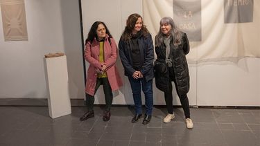 Las artistas rosarinas presentan en ArteMás una propuesta donde el arte textil se transforma en lenguaje artístico, memoria y reflexión colectiva. Las artistas rosarinas presentan en ArteMás una propuesta donde el arte textil se transforma en lenguaje artístico, memoria y reflexión colectiva.