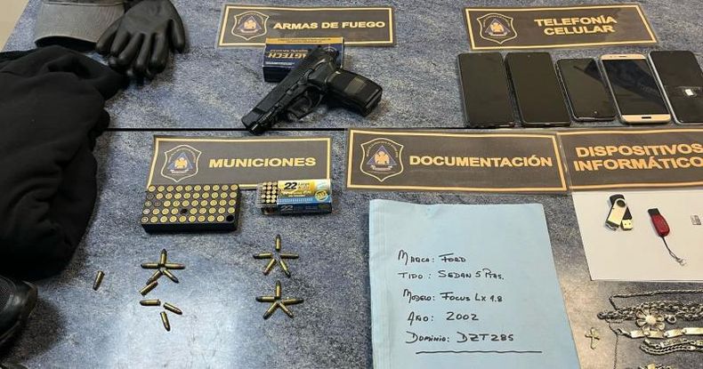 En los allanamientos secuestraron una pistola, municiones, teléfonos celulares y dispositivos de almacenamiento digital de datos de cámaras de seguridad.