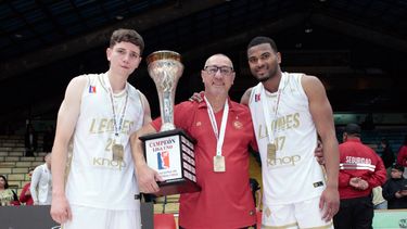 Pablo Esper con el trofeo de campeón de la Liga de Chile junto a dos integrantes del plantel. Pablo Esper con el trofeo de campeón de la Liga de Chile junto a dos integrantes del plantel.