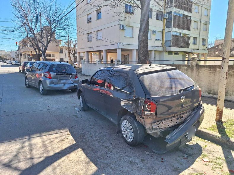 El auto que recibió el primer impacto fue un Volkswagen Gol que estaba último en la fila de vehículos y con un efecto dominó siguió colisionando al de adelante y terminó un tercero impactado.