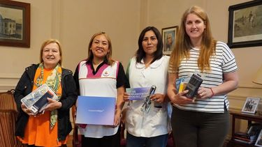 Los representantes de Fundación Mirgor, junto al Intendente Municipal, Marcelo Matzkin, el secretario de Producción, Ariel Larralde, y la subsecretaria de Educación, Olga Garmendia procedieron a la entrega de los mencionados kits a las escuelas EP33, EP 1, EP26, EP21, y EP 28. Los representantes de Fundación Mirgor, junto al Intendente Municipal, Marcelo Matzkin, el secretario de Producción, Ariel Larralde, y la subsecretaria de Educación, Olga Garmendia procedieron a la entrega de los mencionados kits a las escuelas EP33, EP 1, EP26, EP21, y EP 28.