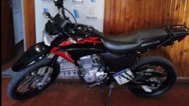 Policía halló en baradero una moto robada en Zárate: secuestraron la Honda XR 150 Policía halló en baradero una moto robada en Zárate: secuestraron la Honda XR 150