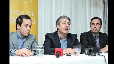 Lucas Marino Aguirre, Javier Martínez y Pablo García hablaron de los cambios; luego el intendente recorrió las nuevas instalaciones. (LA OPINION)