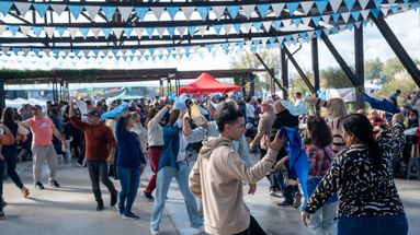 Decenas de familias y grupos de amigos participaron del Mercado Patrio en el Parque Belgrano, donde hubo comidas típicas, danzas y música en vivo durante el 25 de Mayo. Decenas de familias y grupos de amigos participaron del Mercado Patrio en el Parque Belgrano, donde hubo comidas típicas, danzas y música en vivo durante el 25 de Mayo.