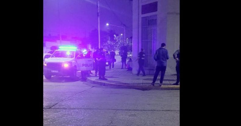 Este lunes a la noche en San Lorenzo y Siria la Policía aprehendió a un individuo de 21 años que blandió un cuchillo y amenazó con herir a una persona por una disputa verbal subida de tono.