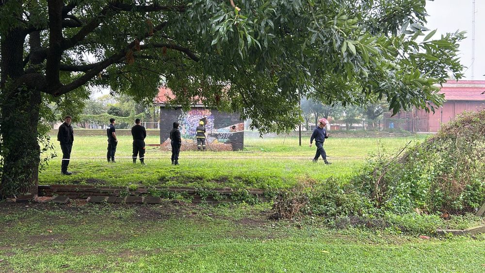 Los rescatistas trabajaron este sábado en Parque España para sofocar el incendio en la antigua casilla ferroviaria. Los rescatistas trabajaron este sábado en Parque España para sofocar el incendio en la antigua casilla ferroviaria.