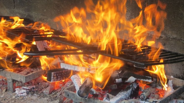 El adolescente terminó quemado al alcanzarlo las llamas que se expandieron de un bidón con combustible cercano al fuego del asado. El adolescente terminó quemado al alcanzarlo las llamas que se expandieron de un bidón con combustible cercano al fuego del asado.