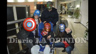 Ulises junto a sus padres y acompañante terapéutica. (LA OPINION)
