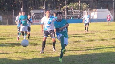 Paraná y Argentino Oeste de San Nicolás quedaron a mano por el Apertura de Fútbol. Paraná y Argentino Oeste de San Nicolás quedaron a mano por el Apertura de Fútbol.