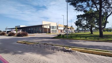 Con el edificio ya bajo control municipal, el Ejecutivo busca financiamiento a través del FOPC para reparar un acceso que presenta serios deterioros desde su inauguración y que arrastra una obra inconclusa. Con el edificio ya bajo control municipal, el Ejecutivo busca financiamiento a través del FOPC para reparar un acceso que presenta serios deterioros desde su inauguración y que arrastra una obra inconclusa.